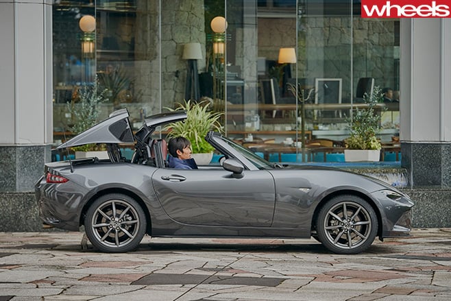 Mazda -MX-5-RF-roof -coming -down