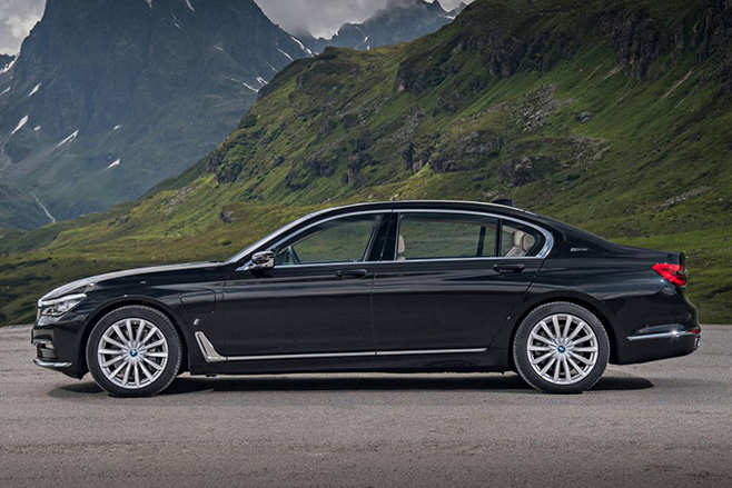 2017 BMW 740e side