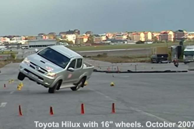 2007 Toyota HiLux moose test