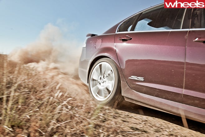 Holden -VE-Commodore -tyres -spinning -dirt -road