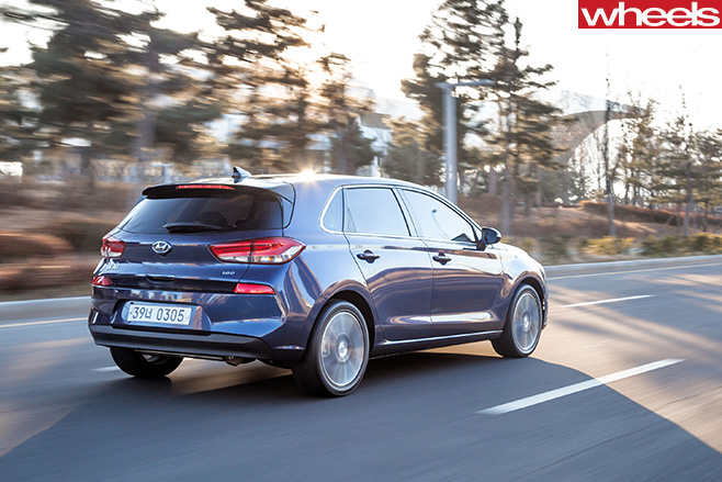 2017-Hyundai -i 30-driving -rear -side