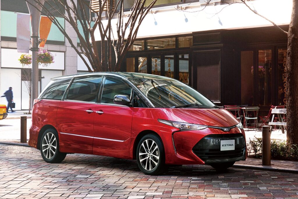 Toyota Tarago front side