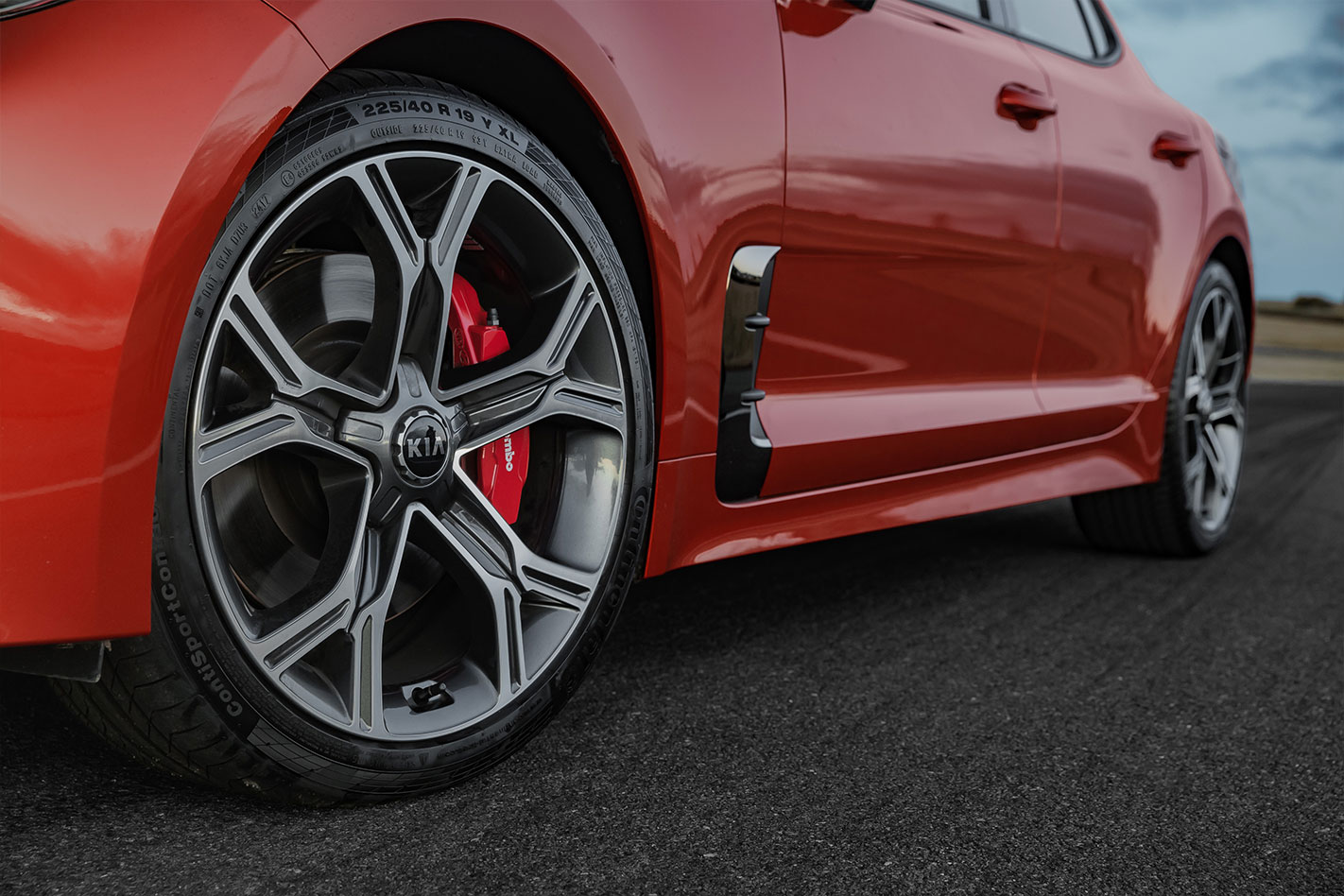 Kia Stiner GT right-rear wheel