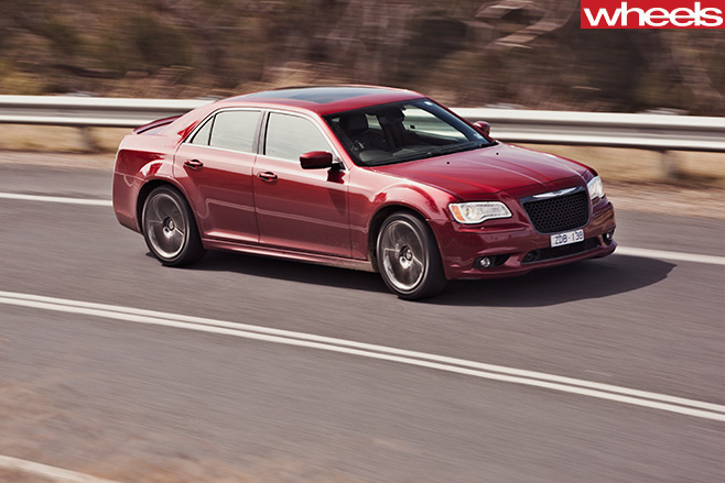 Chrysler -300-SRT8-driving
