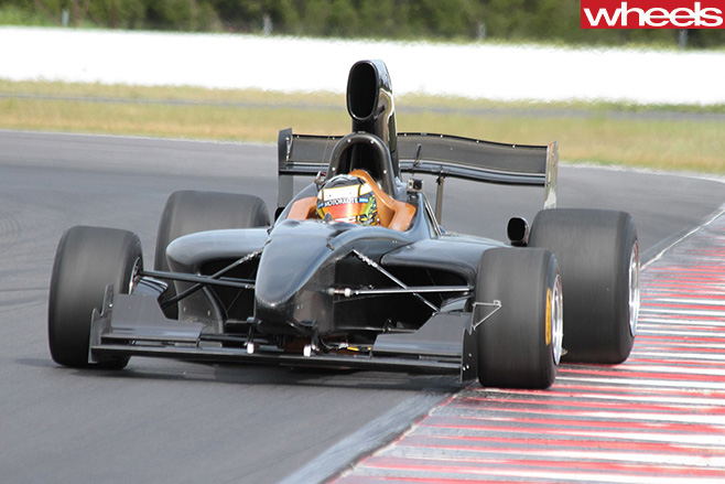 Open -wheel -Formula -Thunder -5000-driving