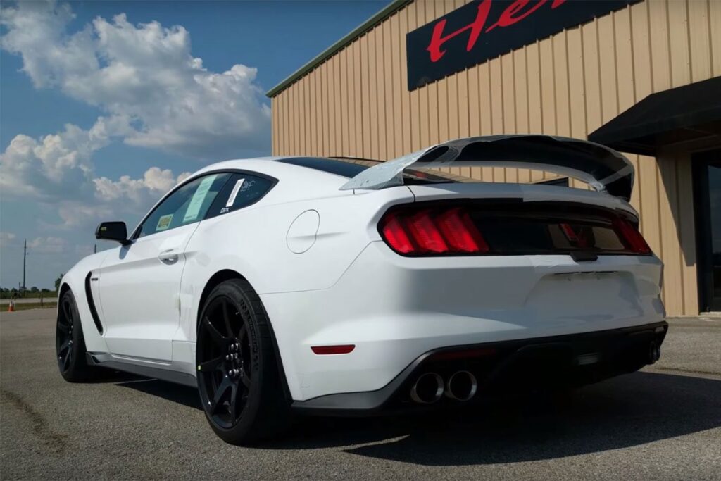 Shelby GT350R acceleration