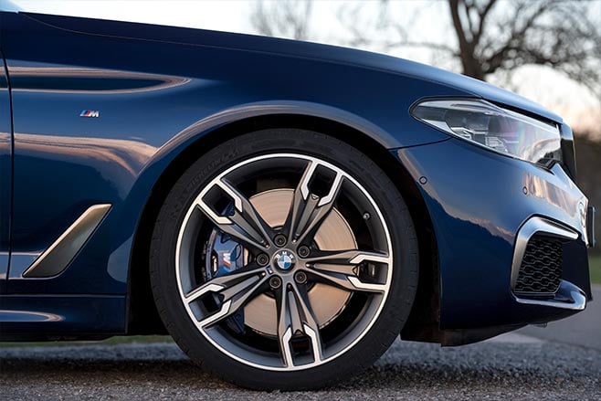 BMW M550i xDrive wheel