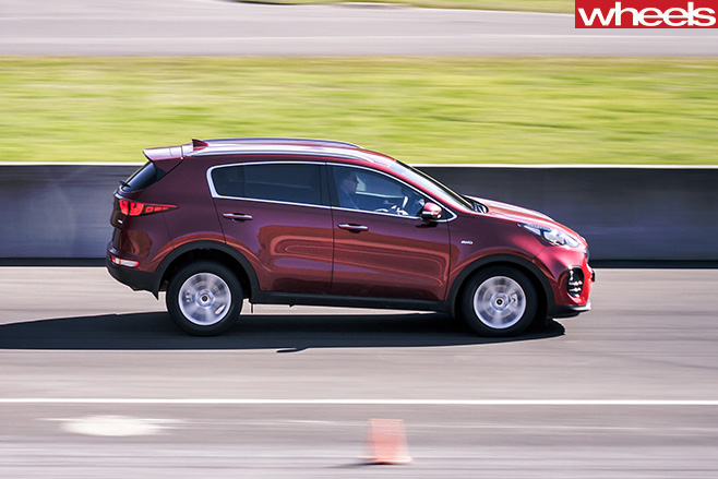 Kia -Sportage -four -up -braking