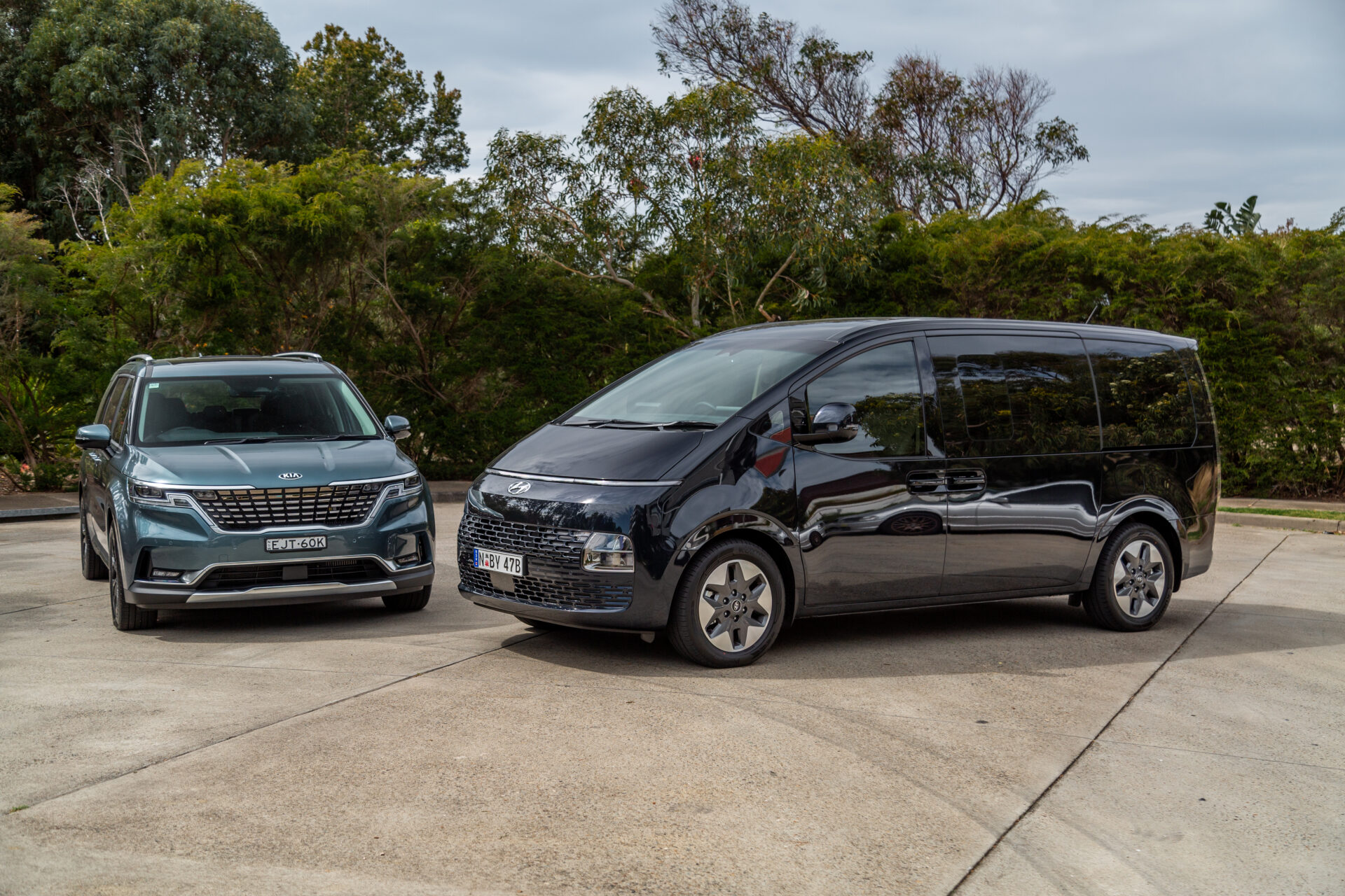 2022 Hyundai Staria vs Kia Carnival comparison review