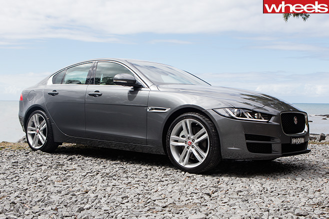 Jaguar -xe -25t -side