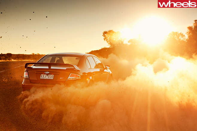 Ford -Falcon -GT-P-drifting -dust