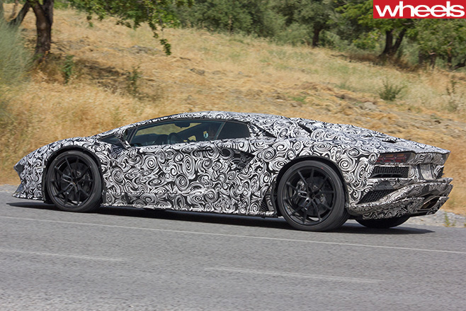 Lamborghini -Aventador -side -driving