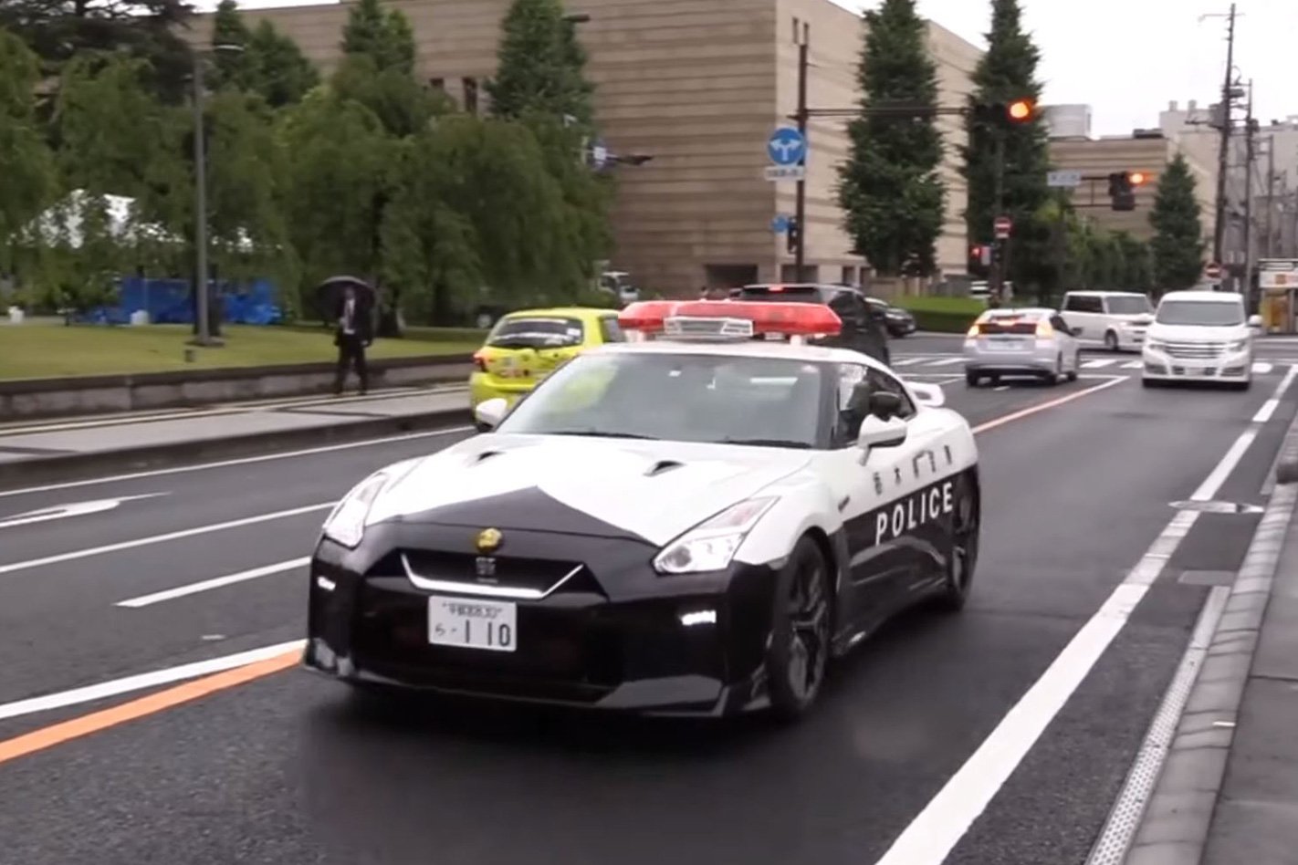 Nissan GT R front