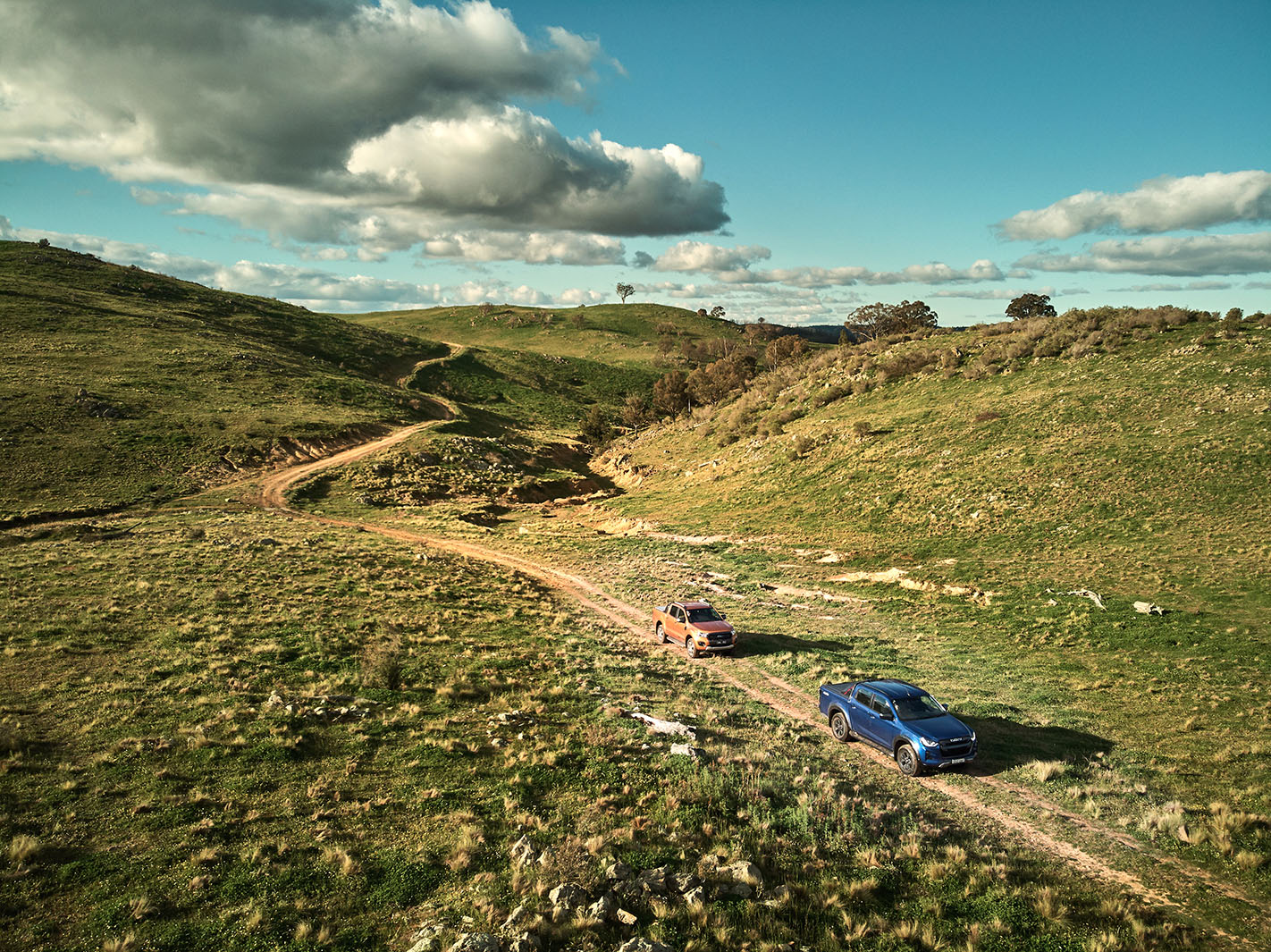 Isuzu D-Max v Ford Ranger dirt track
