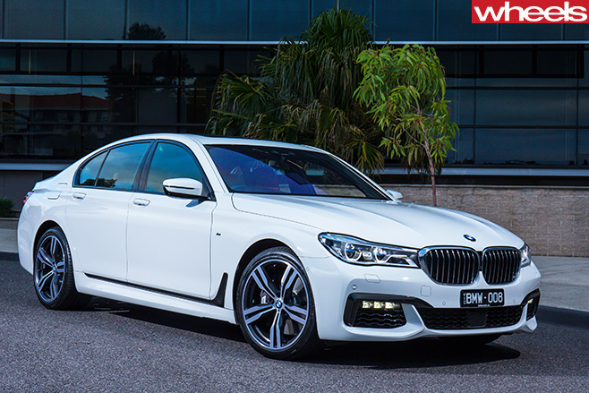 BMW-750i -driving -side