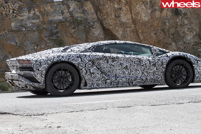 Lamborghini -Aventador -side -driving -reart