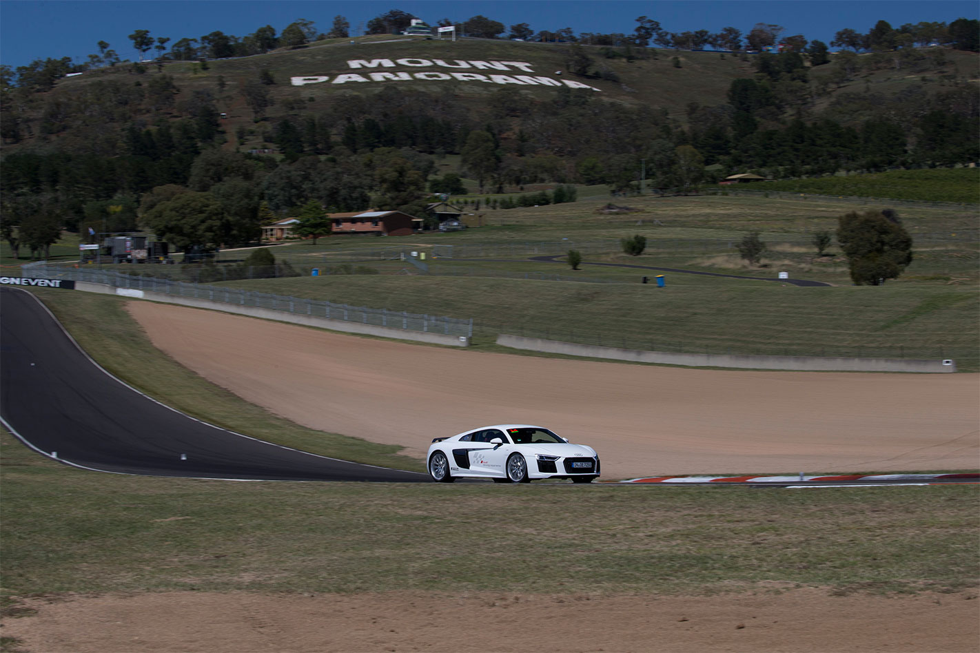 Audi -R8-V10-Plus -review -Chase