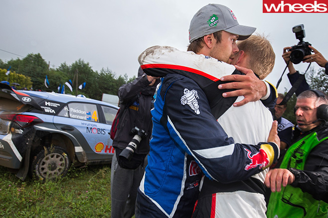 Andreas -Mikkelsen -hugging