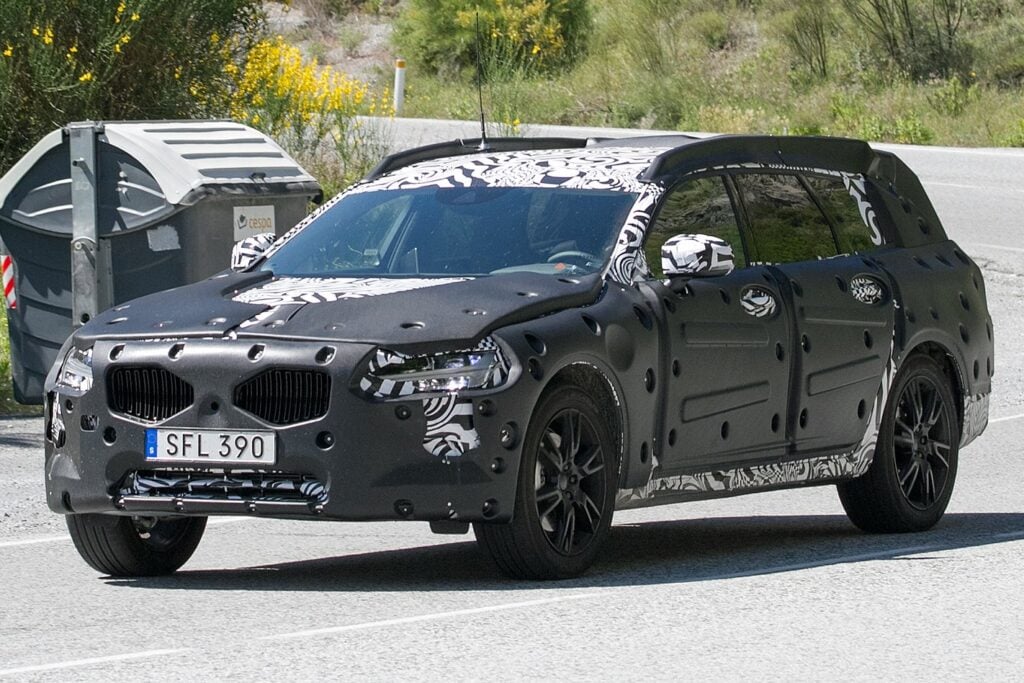 2017 Volvo V90 Cross Country spy pics