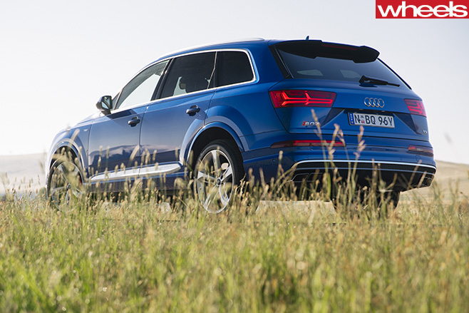 2017-Audi -SQ7-rear -side