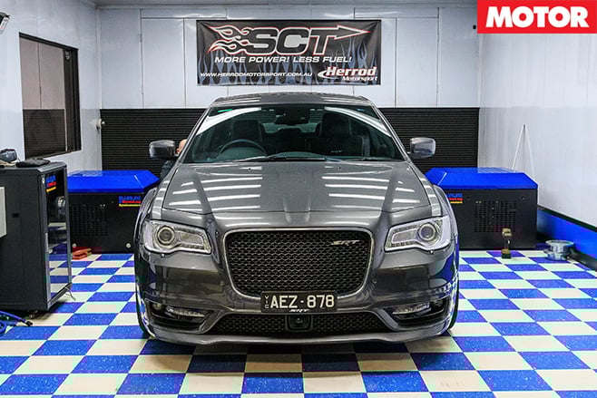 Chrysler 300 SRT front