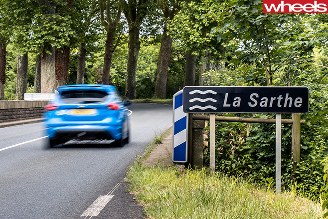 2016-ford -focus -rs -rear -driving -at -la -sarthe