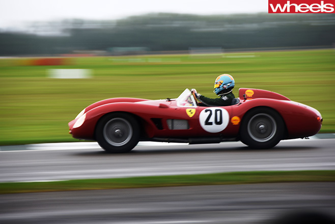 2016-goodwood -revival -cars -track -side