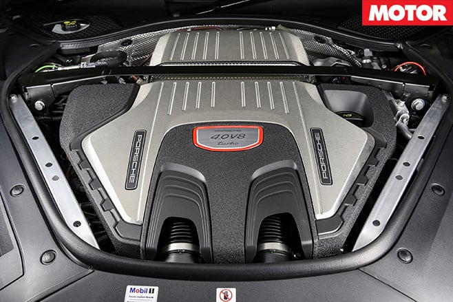 2017-Porsche -Panamera -engine