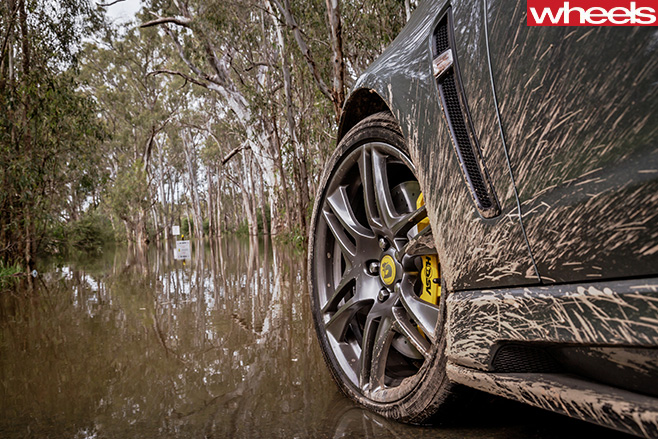 HSV-Clubsport -R8-at -Bathurst -1000-muddy -wheels