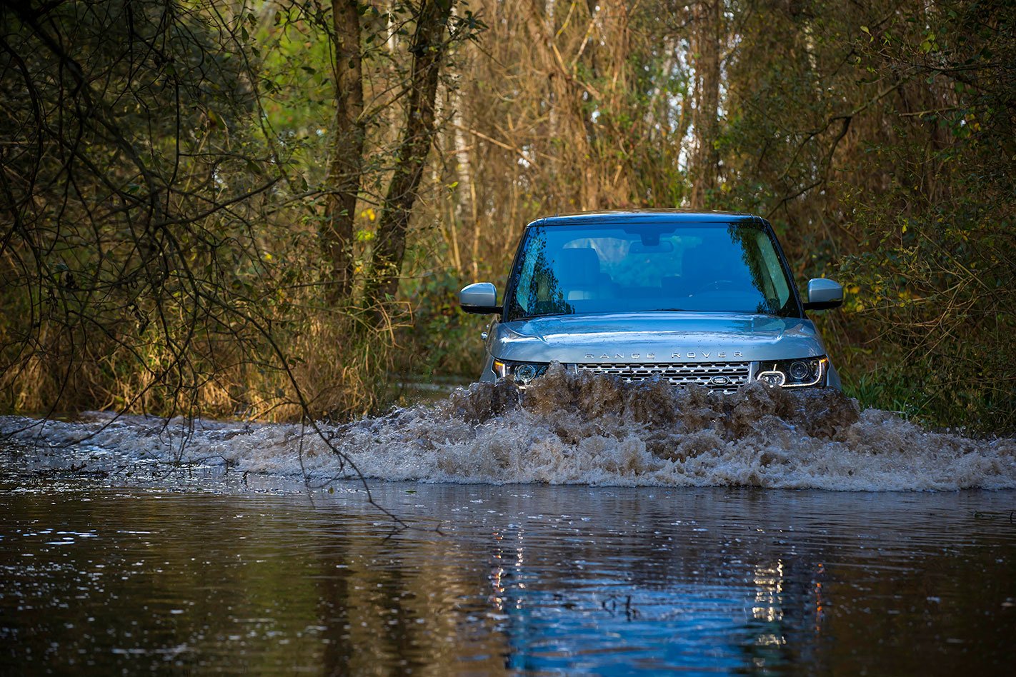 Range -Rover -SDV6-Hybrid -action