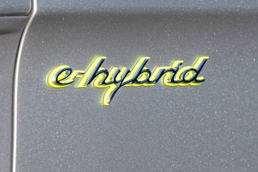 Porsche 911 Hybrid building charge