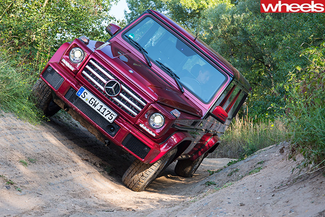 Mercedes -G500-driving -up -embankment