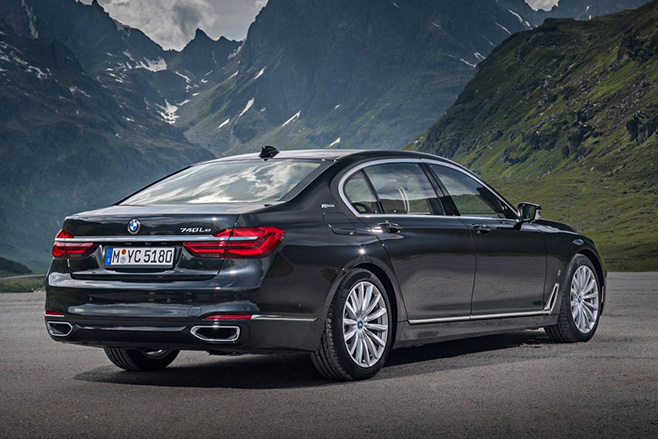 2017 BMW 740e rear