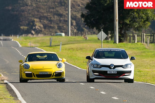 911 GT3 vs Megane Trophy-R driving front