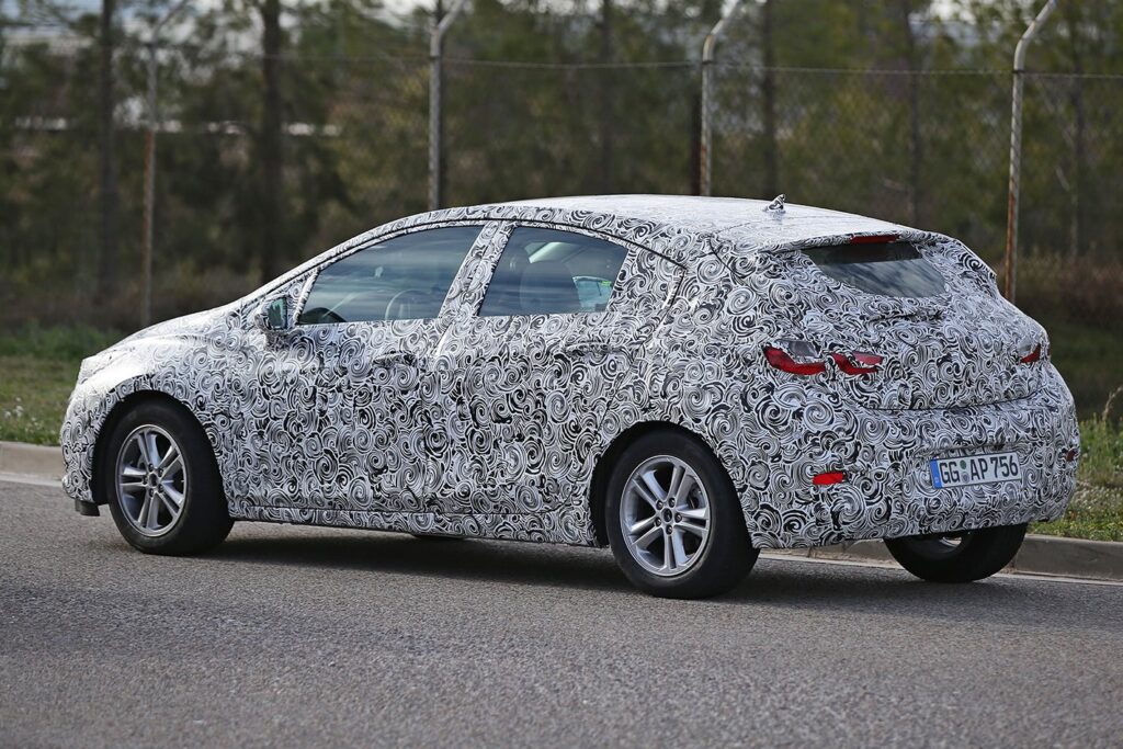 2017 Chevrolet Cruze hatch spy pics