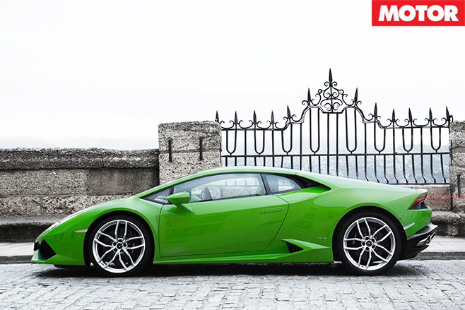 Lamborghini Huracan steering side