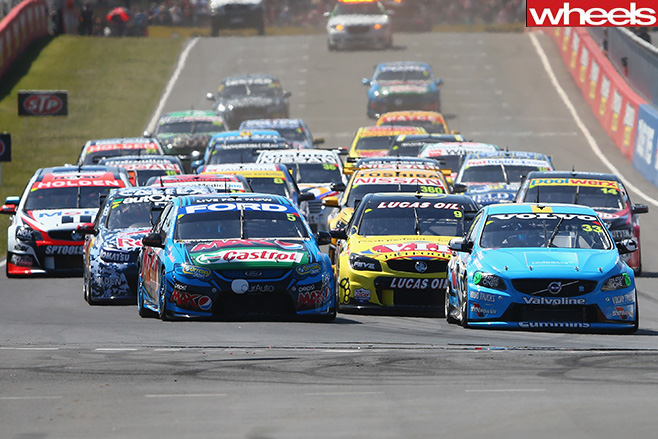 Bathurst -1000-cars -racing -for -position