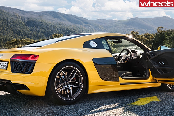 Audi -R8-V10-interior
