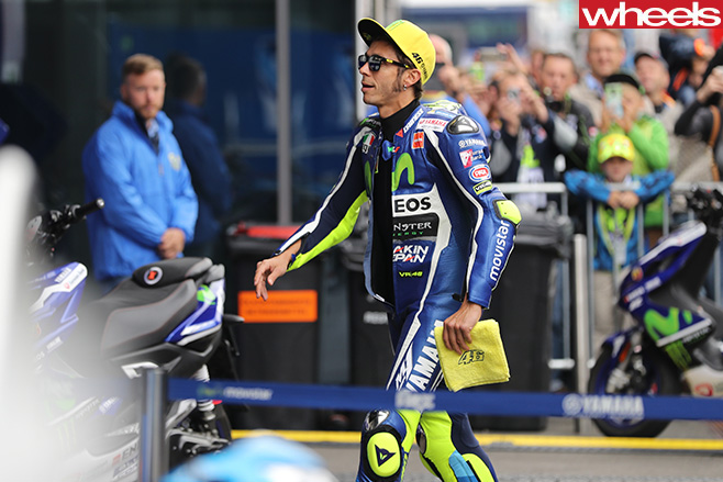 Valentino -Rossi -Yamaha -walking