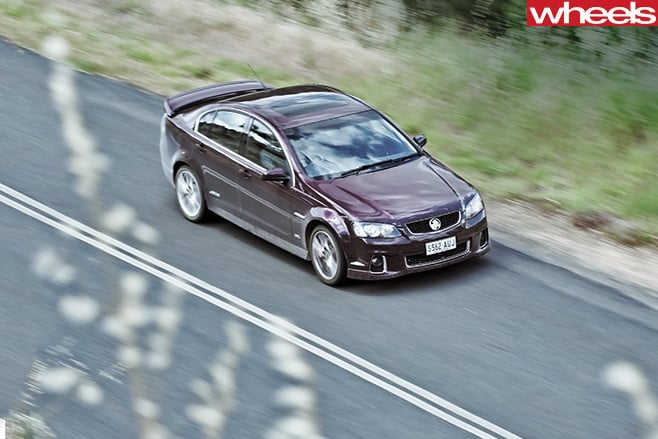 Holden -VE-Commodore -on -dirt -road