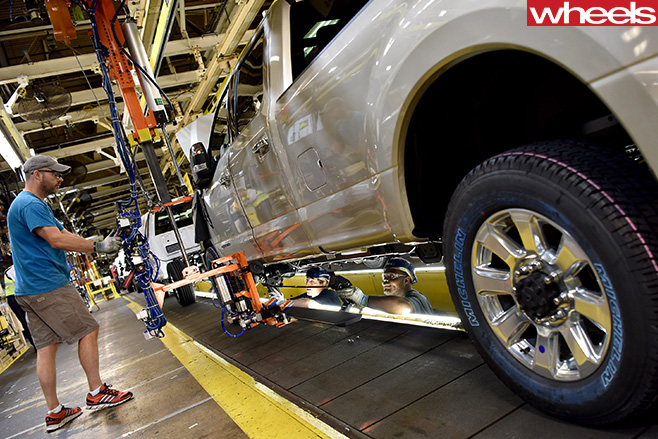 Ford -factory -worker -builds -Ford -F150-rouge -truck