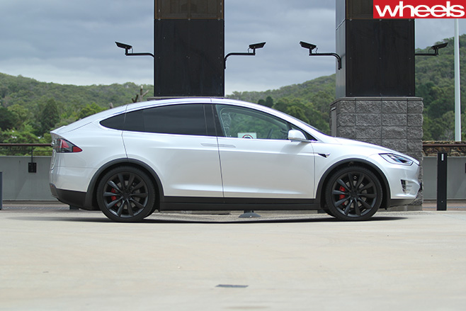 2017-Tesla -Model -X-side