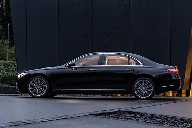 Mercedes-Benz S580e side