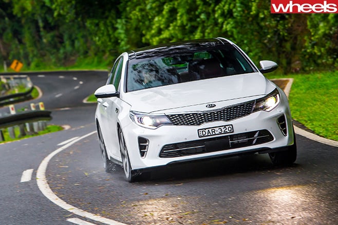 Kia -Optima -GT-driving