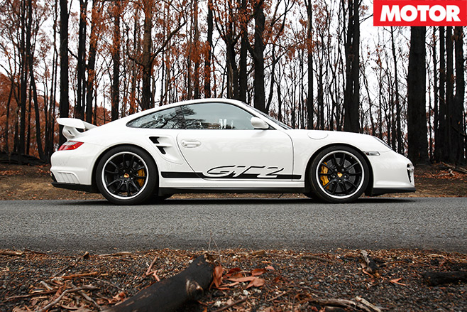 Nissan -GT-R-vs -Porsche -911-GT2-embed -4