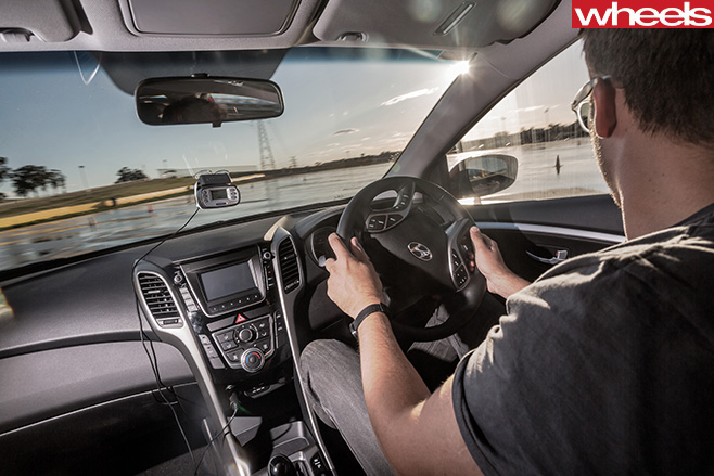Man -driving -hyundai -i 30-on -wet -track