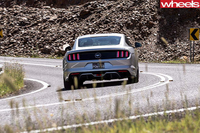 Wheels -tyre -test -car -driving -in -circle