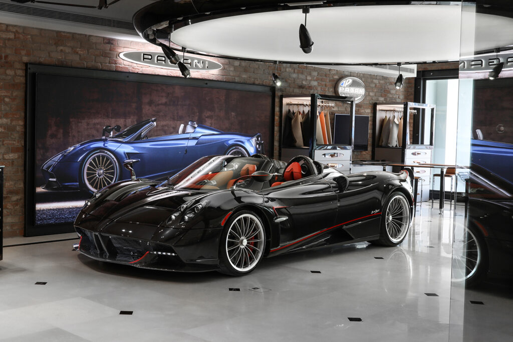 Huayra Roadster Showroom 2 MAIN