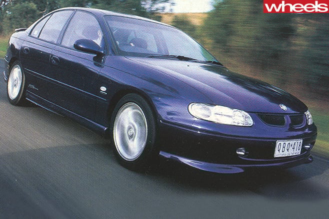 Ford -Falcon -AU-driving -front