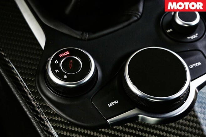2017-Alfa -Romeo -Giulia -QV-race -mode